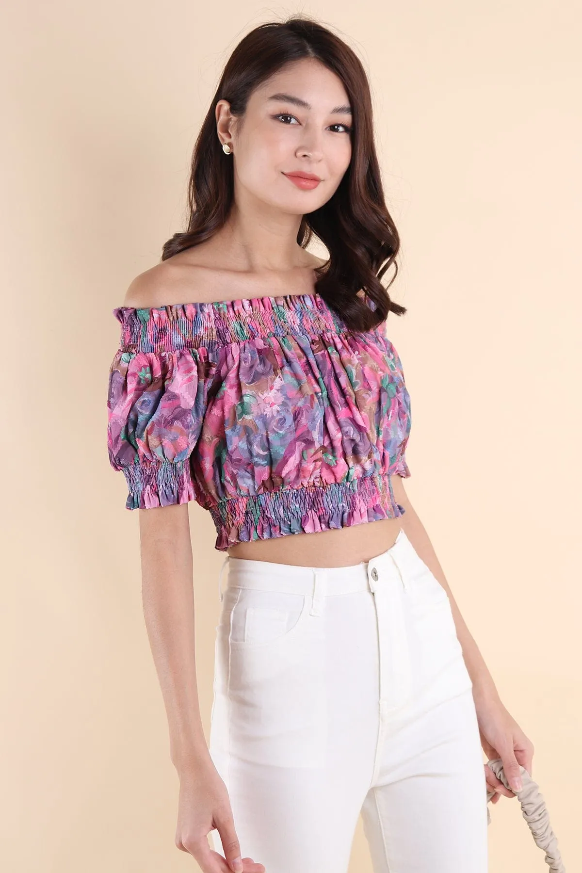 BLOOM FLORAL OFFSIE TOP IN MULTI